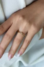 Altın Baget Taşlı Tasarım Yüzük Altınkenti'nin Altın Baget Yüzük kategorisindeki altın yüzük modelleri ve fiyatları takılarından birisidir.