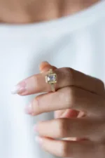 Taşlı Yarımtur Vintage Baget Tektaş Yüzük 5 Taşlı Yarımtur Vintage Baget Tektaş Yüzük galeri görünümü – 8 Ayar Altın, Sarı renk, Zirkon
