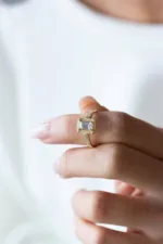 Taşlı Yarımtur Vintage Baget Tektaş Yüzük 4 8 Ayar Altın, Sarı renk, Zirkon özellikli Taşlı Yarımtur Vintage Baget Tektaş Yüzük tasarım detay görünümü