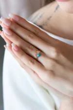 Altın Firuze Taşlı Sarılan Eller Yüzük 4 Altın Firuze Taşlı Sarılan Eller Yüzük, 14 Ayar Altın, Sarı renk, Firuze, farklı açıdan görünümü