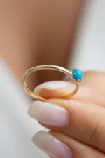 Altın Firuze Taşlı Minimalist Çıtır Yüzük 3 Altın Firuze Taşlı Minimalist Çıtır Yüzük yakın plan görünümü – 14 Ayar Altın, Sarı renk, Firuze