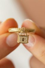 Altın Kilit Yüzük Altınkenti'nin Altın Yüzük kategorisindeki altın yüzük modelleri ve fiyatları takılarından birisidir.