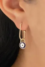 Altın Sallantılı Tırtıklı Şeritli Mineli Nazar Boncuğu Küpe 3 Altın Sallantılı Tırtıklı Şeritli Mineli Nazar Boncuğu Küpe, 14 Ayar Altın, Sarı renk, Taşsız, yakın plan görünümü
