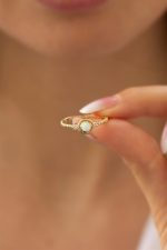 Altın Opal Taşlı Yüzük Altınkenti'nin Altın Minimal Yüzük kategorisindeki altın yüzük modelleri ve fiyatları takılarından birisidir.