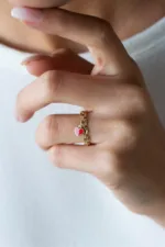 Kırmızı Mineli Sallantılı Kalpli Zincir Yüzük 3 Kırmızı Mineli Sallantılı Kalpli Zincir Yüzük, 14 Ayar Altın, Sarı renk, Taşsız, farklı açıdan görünümü