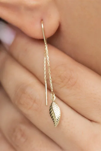 Altın Sallantılı Yaprak Küpe Altınkenti'nin AK-G1171 SKU'lu altın küpe modelleri veya altın küpe fiyatlarınden birisidir.