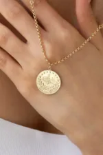 Altın Osmanlı Tuğrası Madalyon Doç Zincir Kolye 3 14 Ayar Altın, Sarı renk, Zirkon özellikli Altın Osmanlı Tuğrası Madalyon Doç Zincir Kolye yakın plan görünümü