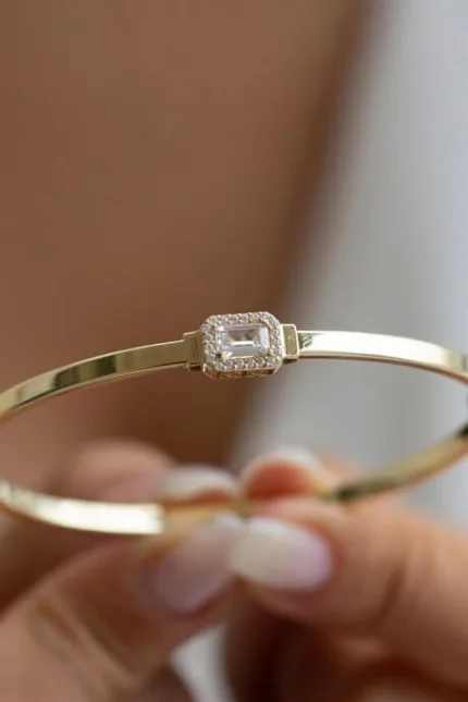 Altın Baget Taşlı Bilezik Altınkenti'nin AK-G5954 SKU'lu altın bilezik fiyatları veya altın burma kaburga bilezik modellerinden birisidir.