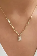 Altın Baget Taşlı Kilit Ataç Zincir Kolye 3 14 Ayar Altın, Sarı renk, Zirkon özellikli Altın Baget Taşlı Kilit Ataç Zincir Kolye farklı açıdan görünümü