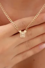 Klasik Baget Taşlı Gurmet Zincir Kolye 3 Klasik Baget Taşlı Gurmet Zincir Kolye farklı açıdan görünümü – 14 Ayar Altın, Sarı renk, Zirkon