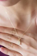 14 Ayar Altın Klasik Baget Taşlı Kolye 3 14 Ayar Altın Klasik Baget Taşlı Kolye, 8 Ayar Altın, Sarı renk, Zirkon, farklı açıdan görünümü