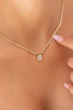 Altın Balık Sırtı Zincir Kordonlu Baget Kolye 3 Altın Balık Sırtı Zincir Kordonlu Baget Kolye yakın plan görünümü – 14 Ayar Altın, Sarı renk, Zirkon
