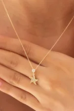 Taşlı Asimetrik Deniz Yıldızı Kolye 3 Taşlı Asimetrik Deniz Yıldızı Kolye farklı açıdan görünümü – 8 Ayar Altın, Sarı renk, Zirkon