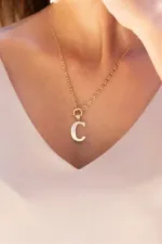 Altın Taşlı C Harfi Gemici Kilitli Doç Zincir Kolye 3 Altın Taşlı C Harfi Gemici Kilitli Doç Zincir Kolye tasarım detay görünümü – 14 Ayar Altın, Sarı renk, Zirkon