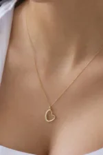 Altın Tek Taşlı İçi Boş Akıcı Kalp Kolye 3 Altın Tek Taşlı İçi Boş Akıcı Kalp Kolye, 14 Ayar Altın, Sarı renk, Zirkon, tasarım detay görünümü