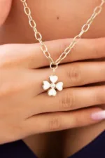 Beyaz Mineli Kalpli Yonca Ataç Zincir Kolye 3 14 Ayar Altın, Sarı renk, Zirkon özellikli Beyaz Mineli Kalpli Yonca Ataç Zincir Kolye farklı açıdan görünümü