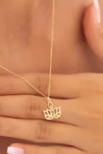 Altın Yoga Lotus Çiçeği Kolye 3 8 Ayar Altın, Sarı renk, Taşsız özellikli Altın Yoga Lotus Çiçeği Kolye farklı açıdan görünümü