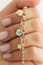 Altın Mineli Charm Bileklik Altınkenti'nin AK-G5616 SKU'lu altın künye veya bileklik modelleri ve fiyatlarınden birisidir.