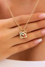 Altın Renkli Mineli Tılsım Kilit Doç Zincir Kolye 4 Altın Renkli Mineli Tılsım Kilit Doç Zincir Kolye, 14 Ayar Altın, Sarı renk, Taşsız, detay görünümü