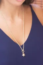 Yıldız Sarkıtlı Burgu Zincir Kolye 3 Yıldız Sarkıtlı Burgu Zincir Kolye, 8 Ayar Altın, Sarı renk, Taşsız, yakın plan görünümü