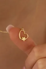 Minimalist Kalp ve Kutup Yıldızı Altın Kolye 3 14 Ayar Altın, Sarı renk, Taşsız özellikli Minimalist Kalp ve Kutup Yıldızı Altın Kolye yakın plan görünümü
