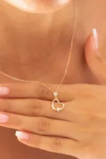 Minimalist Parlak Altın Yıldızlı Aşk Kolyesi 3 Minimalist Parlak Altın Yıldızlı Aşk Kolyesi, 8 Ayar Altın, Sarı renk, Zirkon, tasarım detay görünümü
