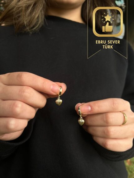 Altın Çizgili Kalp Sallantılı Küpe – 14 Ayar Altın, Sarı renk, Taşsız