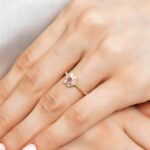 Altın Pembe Taşlı Baget Çiçek Yüzük 3 Altın Pembe Taşlı Baget Çiçek Yüzük, 14 Ayar Altın, Sarı renk, Zirkon, detay görünümü