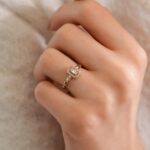 Modern Tasarım Çevre Taşlı Baget Yüzük 3 14 Ayar Altın, Sarı renk, Zirkon özellikli Modern Tasarım Çevre Taşlı Baget Yüzük detay görünümü
