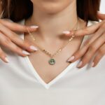 Turkuaz Mineli Ayna İşçilikli Madalyon Kolye 4 Turkuaz Mineli Ayna İşçilikli Madalyon Kolye, 14 Ayar Altın, Sarı renk, 6.71 gr, galeri görünümü