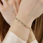 14 Ayar Altın Yarım Model Bileklik 3 14 Ayar Altın, Sarı renk, 5.25 gr özellikli 14 Ayar Altın Yarım Model Bileklik yakın plan görünümü