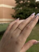 Minimalist İnce Örgü Desenli Eklem Yüzüğü 4 Minimalist İnce Örgü Desenli Eklem Yüzüğü, 14 Ayar Altın, Sarı renk, Zirkon, detay görünümü