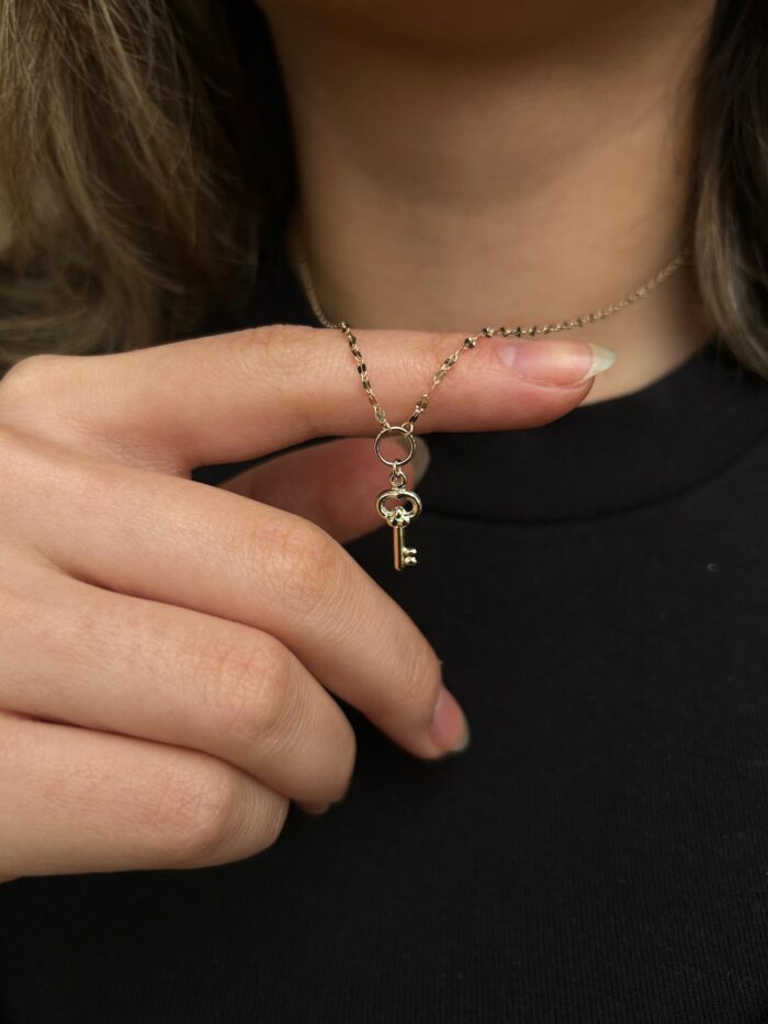 Minimalist Anahtar Sallantılı Kolye 1 Minimalist Anahtar Sallantılı Kolye – 14 Ayar Altın, Sarı renk, 1.61 gr