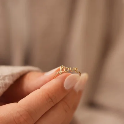 Altın Kalpli Love Aşk Yüzük detay görünümü – 14 Ayar Altın, Sarı renk, Taşsız