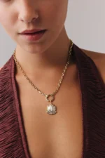 Altın Mavi Lotus Charm Kolye 4 14 Ayar Altın, Sarı renk, 12.19 g özellikli Altın Mavi Lotus Charm Kolye yakın plan görünümü