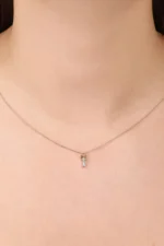 Baget Taşlı Kare Piramidik Kolye 3 14 Ayar Altın, Sarı renk, 1.38 g özellikli Baget Taşlı Kare Piramidik Kolye farklı açıdan görünümü