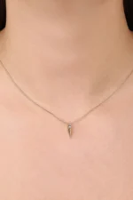 Kare Taşlı Uzun Piramidik Kolye 3 Kare Taşlı Uzun Piramidik Kolye, 14 Ayar Altın, Sarı renk, 1.48 g, yakın plan görünümü