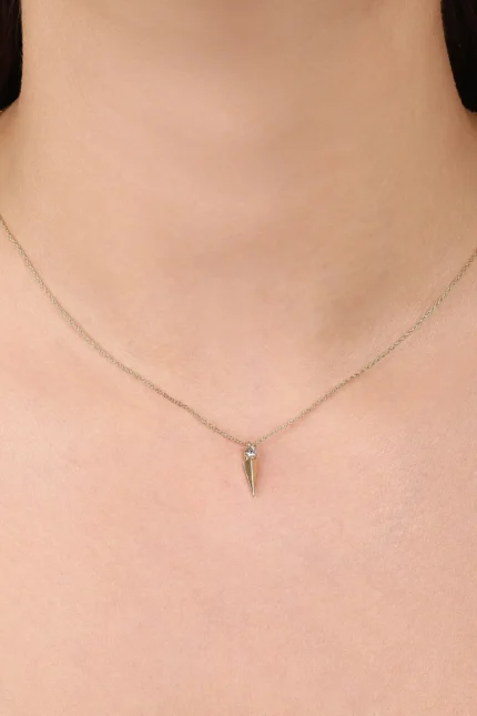 Kare Taşlı Uzun Piramidik Kolye, 14 Ayar Altın, Sarı renk, 1.48 g, yakın plan görünümü