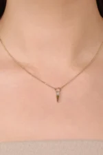 Kare Taşlı Uzun Üçgenli İnce Gurmet Zincir Halkalı Kolye 3 Kare Taşlı Uzun Üçgenli İnce Gurmet Zincir Halkalı Kolye, 14 Ayar Altın, Sarı renk, 2.12 g, tasarım detay görünümü