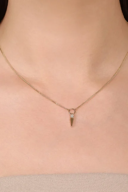 Kare Taşlı Uzun Üçgenli İnce Gurmet Zincir Halkalı Kolye, 14 Ayar Altın, Sarı renk, 2.12 g, tasarım detay görünümü