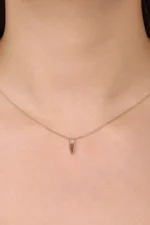 Kare Taşlı Uzun Üçgenli Kolye 3 14 Ayar Altın, Sarı renk, 1.46 g özellikli Kare Taşlı Uzun Üçgenli Kolye yakın plan görünümü