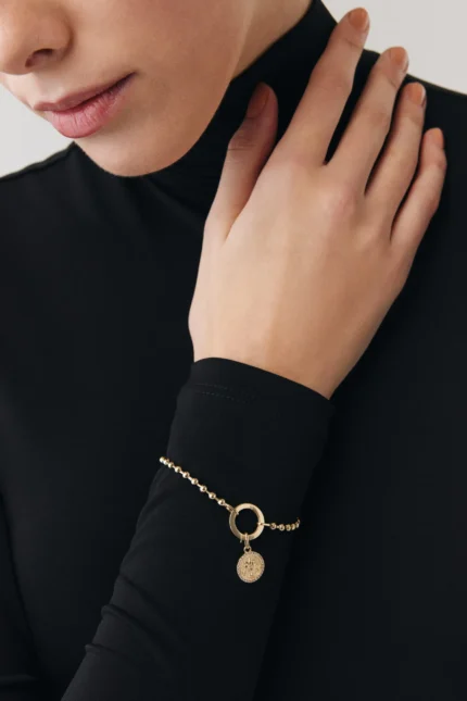 14 Ayar Altın, Sarı renk, 5.03 g özellikli Altın Dorika Zincirli Lotus Madalyon Charm Bileklik yakın plan görünümü
