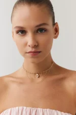 Madalyon Uç Modern Gotik Choker 3 Madalyon Uç Modern Gotik Choker yakın plan görünümü – 14 Ayar Altın, Sarı renk, 9.25 g