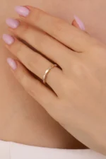 Minimal Sıra Taşlı ve Oval Yüzük 3 Minimal Sıra Taşlı ve Oval Yüzük, 14 Ayar Altın, Sarı renk, 1.04 g, yakın plan görünümü