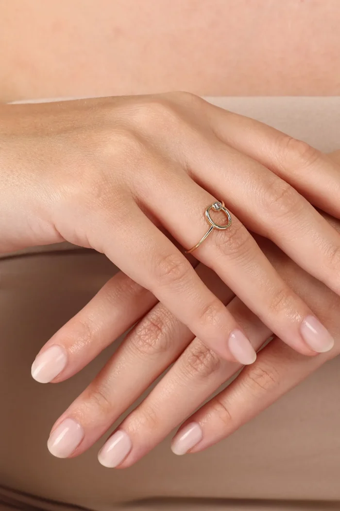 Minimal Taşlı Oval Çerçeve Yüzük detay görünümü – 14 Ayar Altın, Sarı renk, 1.07 g