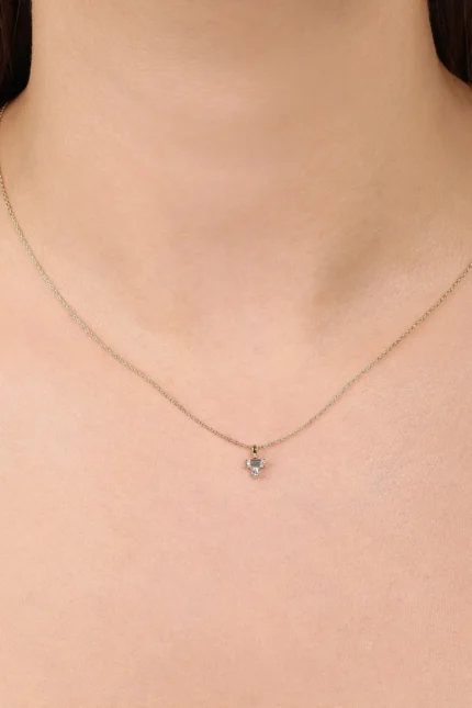 14 Ayar Altın, Sarı renk, 1.41 g özellikli Minimal ve Baget Taşlı Kolye yakın plan görünümü