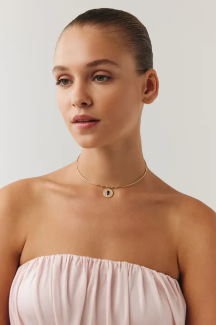 Oval Lacivert Taşlı Madalyon Uç Tel Choker, 14 Ayar Altın, Sarı renk, 8.02 g, yakın plan görünümü