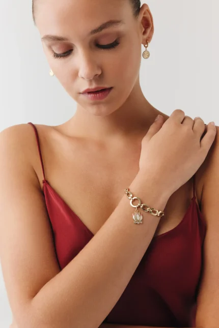 Pembe Lotus Charm Bileklik yakın plan görünümü – 14 Ayar Altın, Sarı renk, 9.07 g