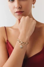 Pembe Lotus Charm Bileklik 4 Pembe Lotus Charm Bileklik, 14 Ayar Altın, Sarı renk, 9.07 g, tasarım detay görünümü