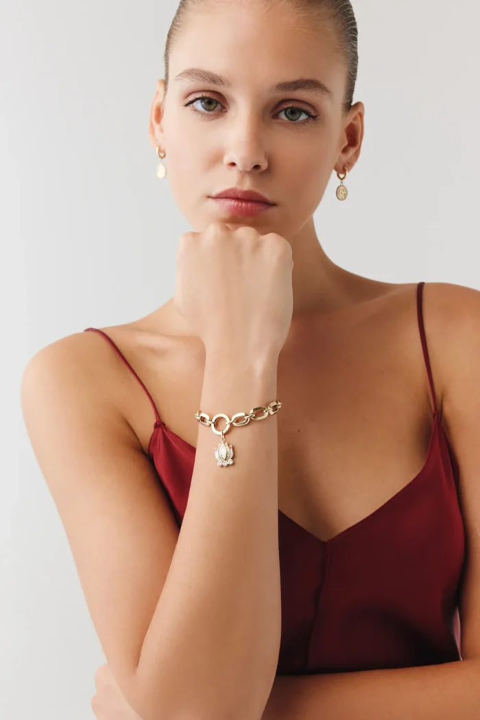 Pembe Lotus Charm Bileklik, 14 Ayar Altın, Sarı renk, 9.07 g, yakın plan görünümü